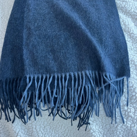 Loro Piana Grande Unita Cashmere Scarf – Timeless Luxury - Picture 2 of 4
